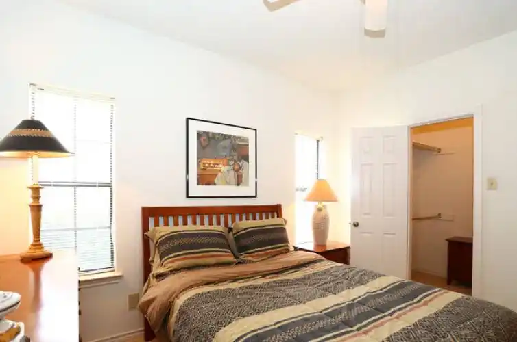 Rental by Apartment Wolf | Oaks Hackberry Creek | 6901 N State Highway 161, Irving, TX 75039 | apartmentwolf.com