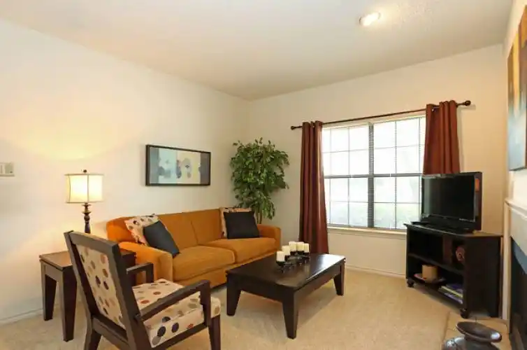 Rental by Apartment Wolf | Oaks Hackberry Creek | 6901 N State Highway 161, Irving, TX 75039 | apartmentwolf.com