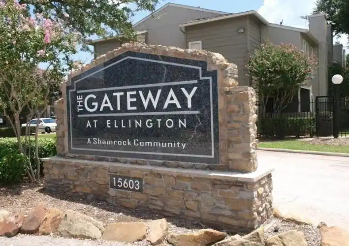 Rental by Apartment Wolf | Gateway at Ellington | 15603 Gulf Fwy, Webster, TX 77598 | apartmentwolf.com