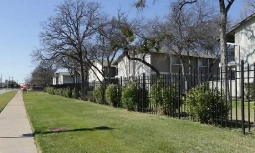 Rental by Apartment Wolf | Courtyards of Roses | 601 W Rochelle Rd, Irving, TX 75062 | apartmentwolf.com