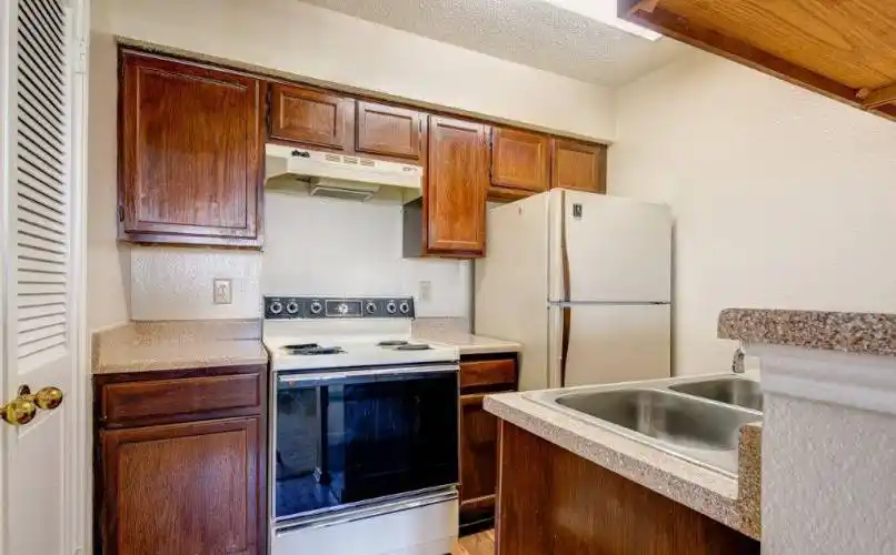 Rental by Apartment Wolf | Covington Creek | 4188 W Pioneer Dr, Irving, TX 75061 | apartmentwolf.com