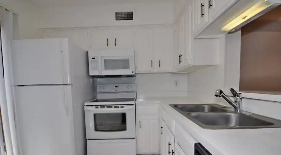 Rental by Apartment Wolf | Hidden Bend Townhomes | 5630 Spring Valley Rd, Dallas, TX 75254 | apartmentwolf.com