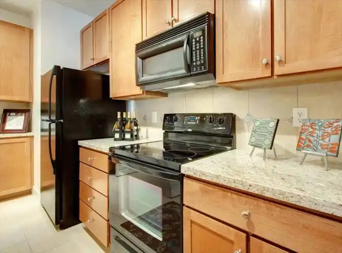 Rental by Apartment Wolf | AMLI 2121 | 2121 Allen Pky, Houston, TX 77019 | apartmentwolf.com