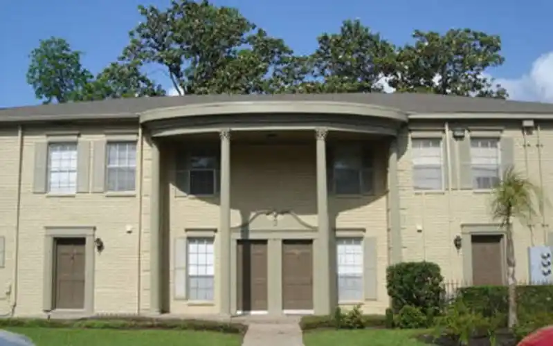 Rental by Apartment Wolf | Carrington Court Apartments | 7900 Westheimer Rd, Houston, TX 77063 | apartmentwolf.com