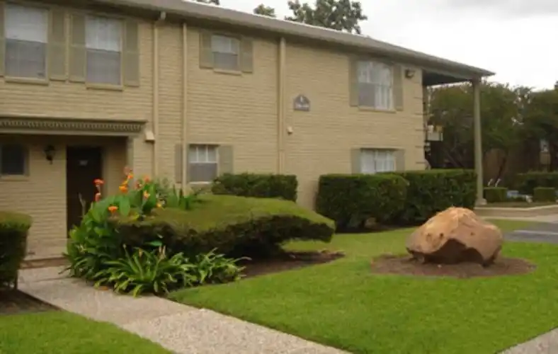 Rental by Apartment Wolf | Carrington Court Apartments | 7900 Westheimer Rd, Houston, TX 77063 | apartmentwolf.com