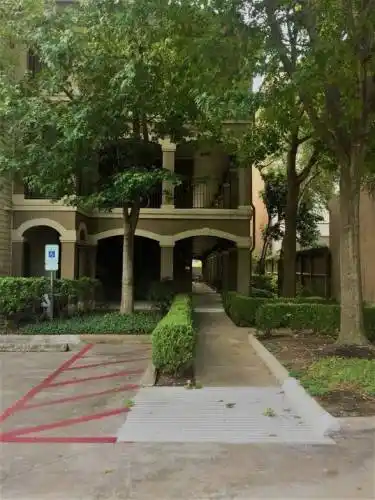 Rental by Apartment Wolf | Plaza At River Oaks | 1920 W Gray St, Houston, TX 77019 | apartmentwolf.com