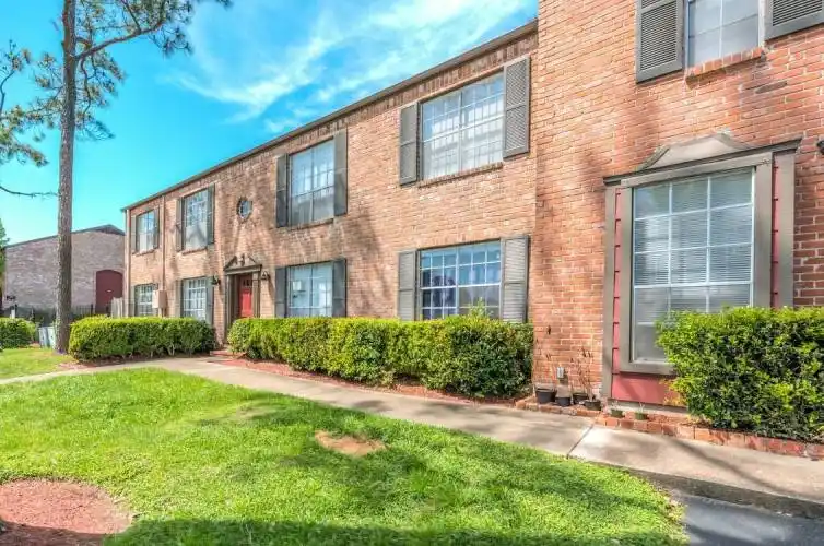 Rental by Apartment Wolf | Briarwest | 1950 Winrock Blvd, Houston, TX 77057 | apartmentwolf.com