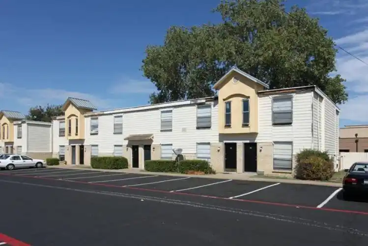 Rental by Apartment Wolf | Summer Creek Apartments | 3754 W Buckingham Rd | apartmentwolf.com