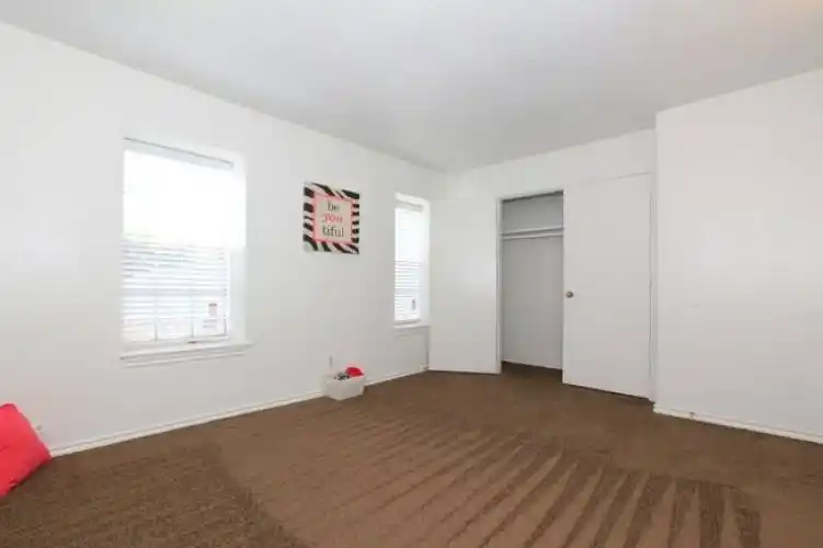 Rental by Apartment Wolf | 8th Street Townhomes | 520 W 8th St | apartmentwolf.com