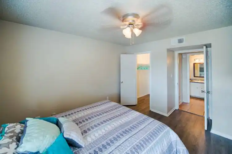 Rental by Apartment Wolf | Cullen Midway Condos | 808 Travis St | apartmentwolf.com