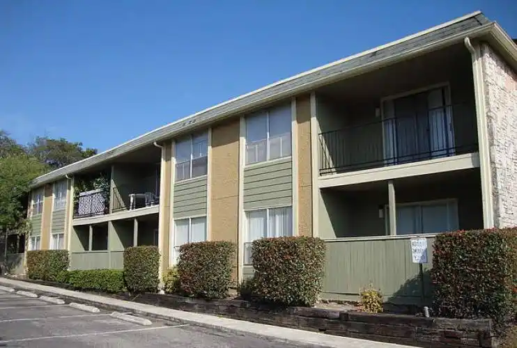 Rental by Apartment Wolf | Oak Creek | 6111 Vance Jackson Rd, San Antonio, TX 78230 | apartmentwolf.com