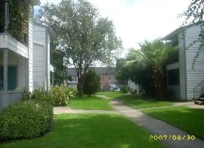 Rental by Apartment Wolf | Brittany Place Apartments | 2338 W 18th St, Houston, TX 77008 | apartmentwolf.com