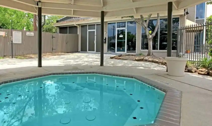 Rental by Apartment Wolf | Bayou Park | 4400 Memorial Dr, Houston, TX 77007 | apartmentwolf.com